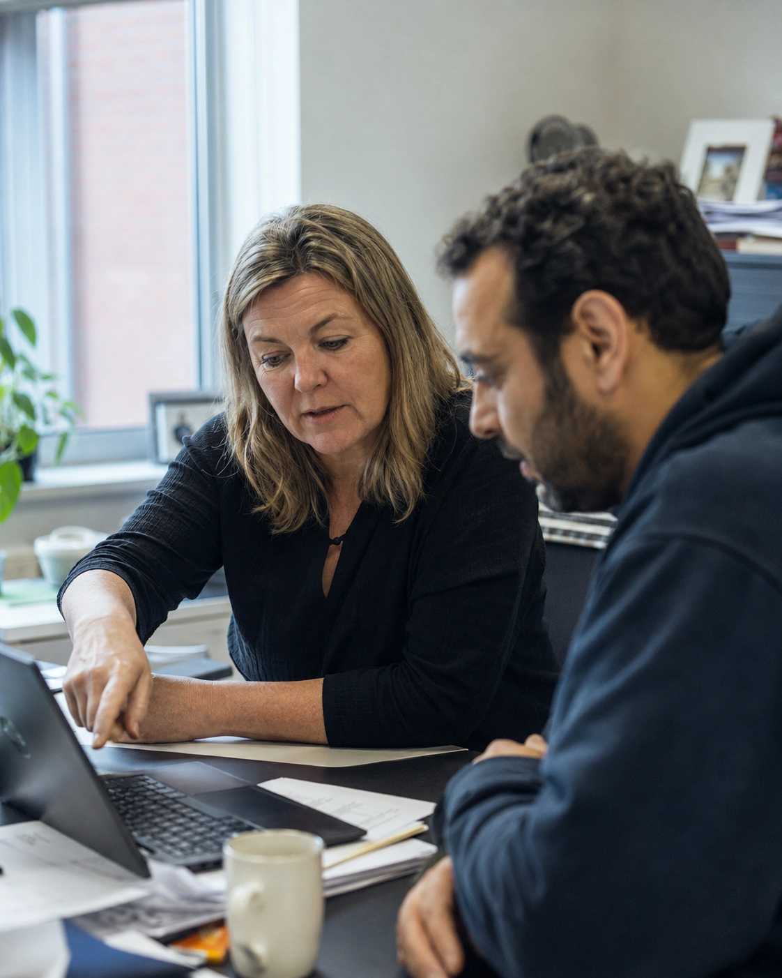 Boekhouder neemt de administratie door met een ondernemer